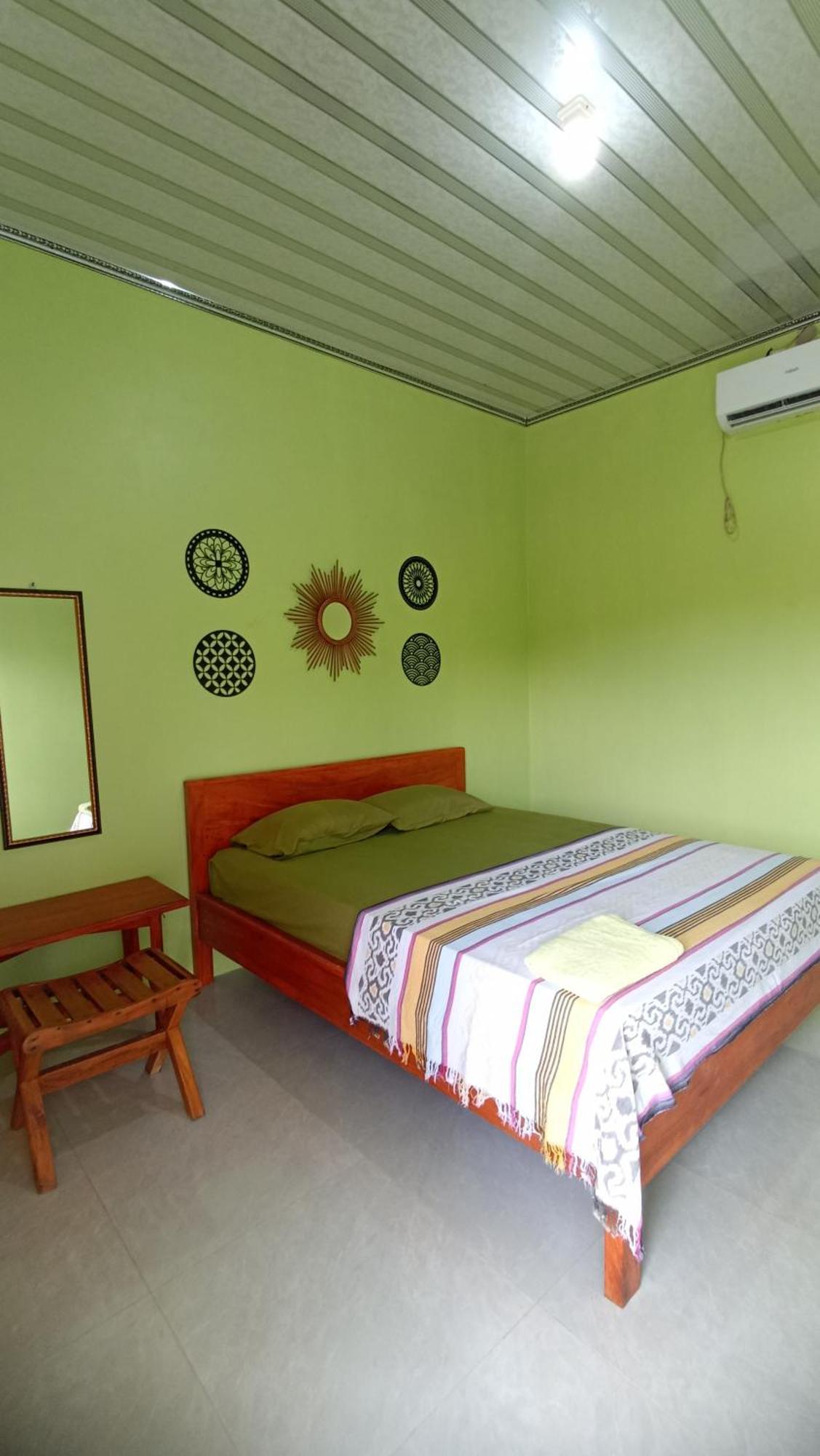 Loyal Friend Hostel Karimunjawa Luaran gambar